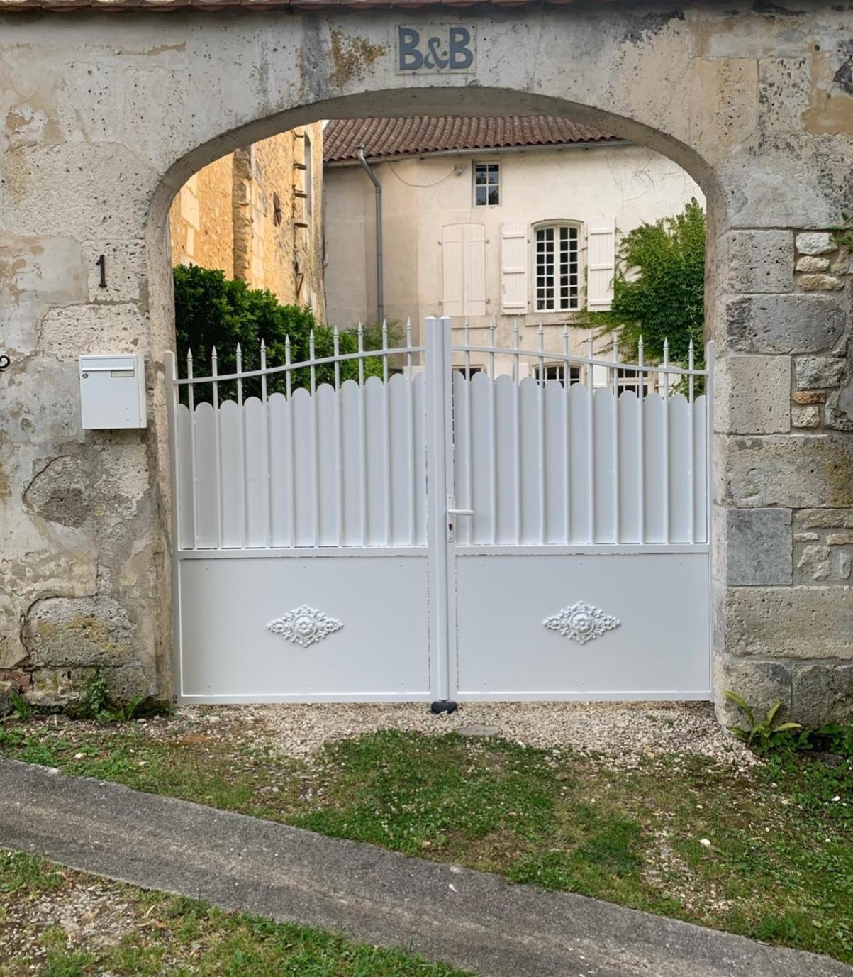 La Maison Du Pont La Rochebeaucourt-et-Argentine Eksteriør billede